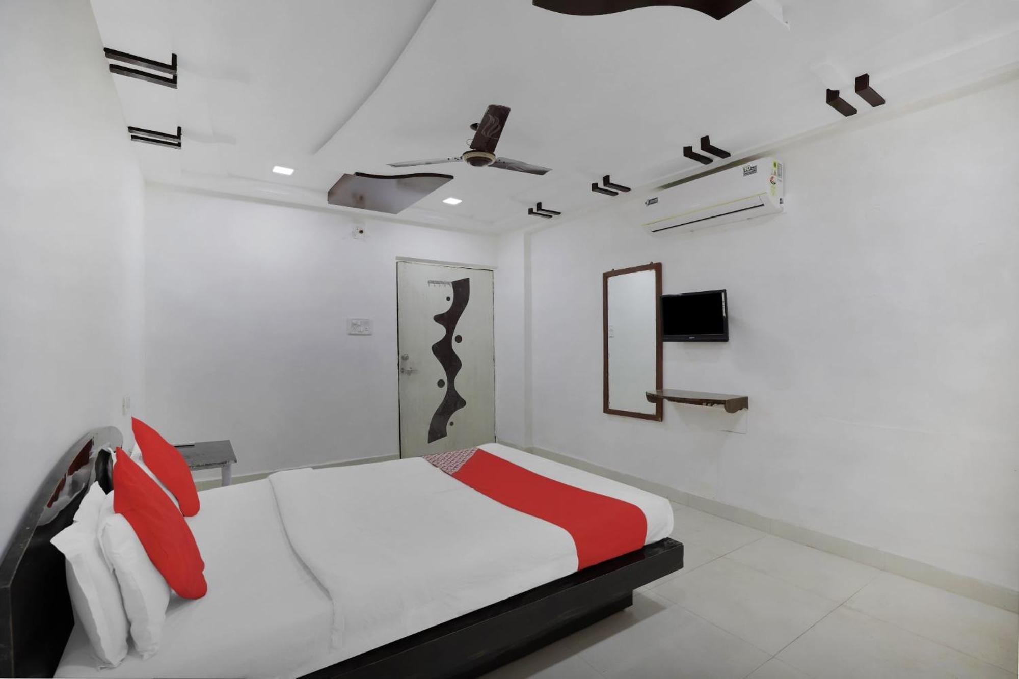 Hotel O Rudra Palace Ахмедабад Екстериор снимка