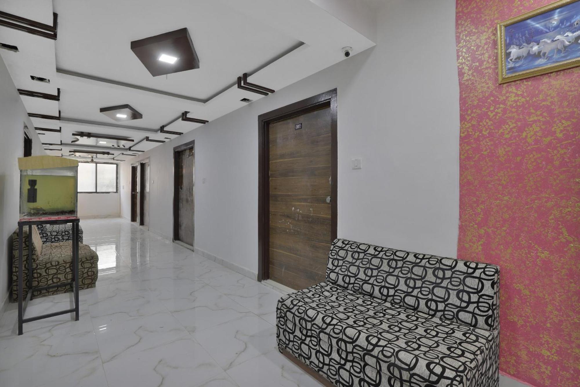 Hotel O Rudra Palace Ахмедабад Екстериор снимка