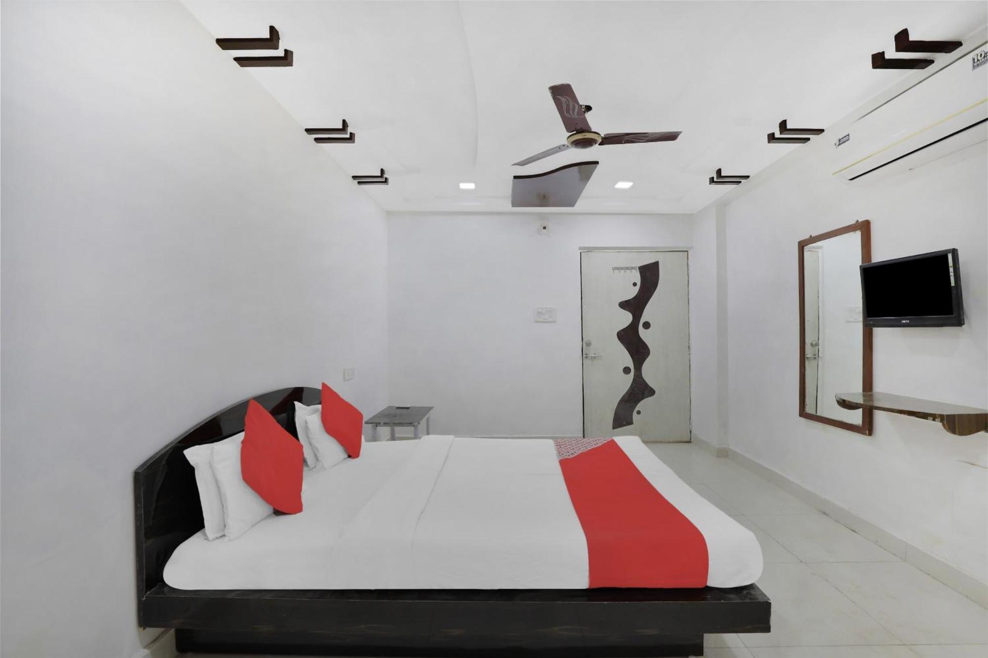 Hotel O Rudra Palace Ахмедабад Екстериор снимка